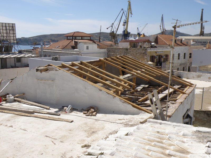 Επισκευή παλαιού κτιρίου στην Ερμούπολη